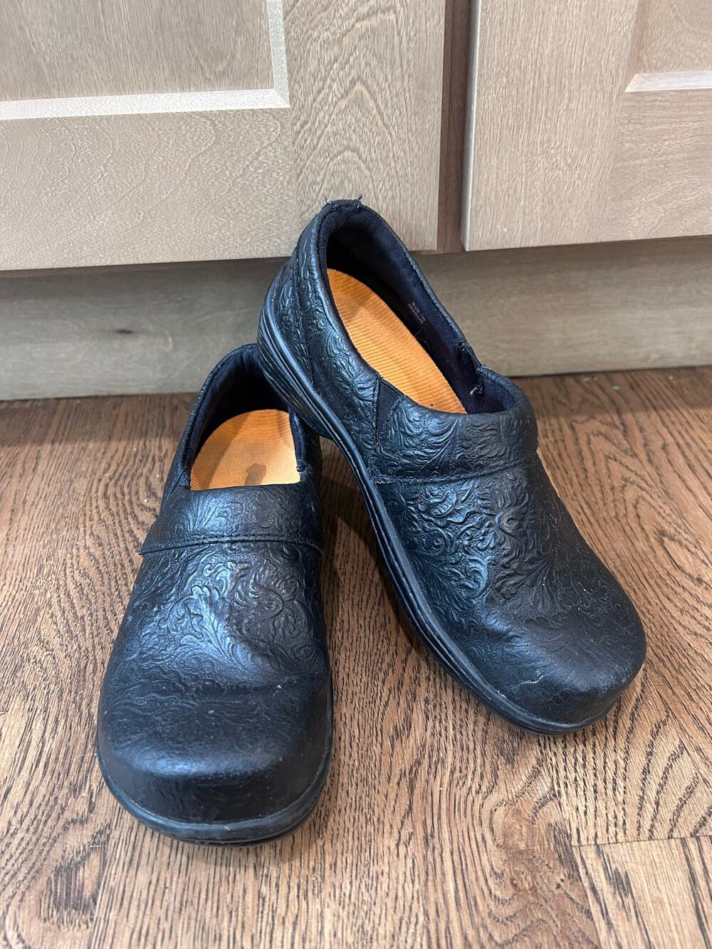 Klogs Mission Black Tooled Leather Slip Resistant Nursing Work Clogs Shoes 7W